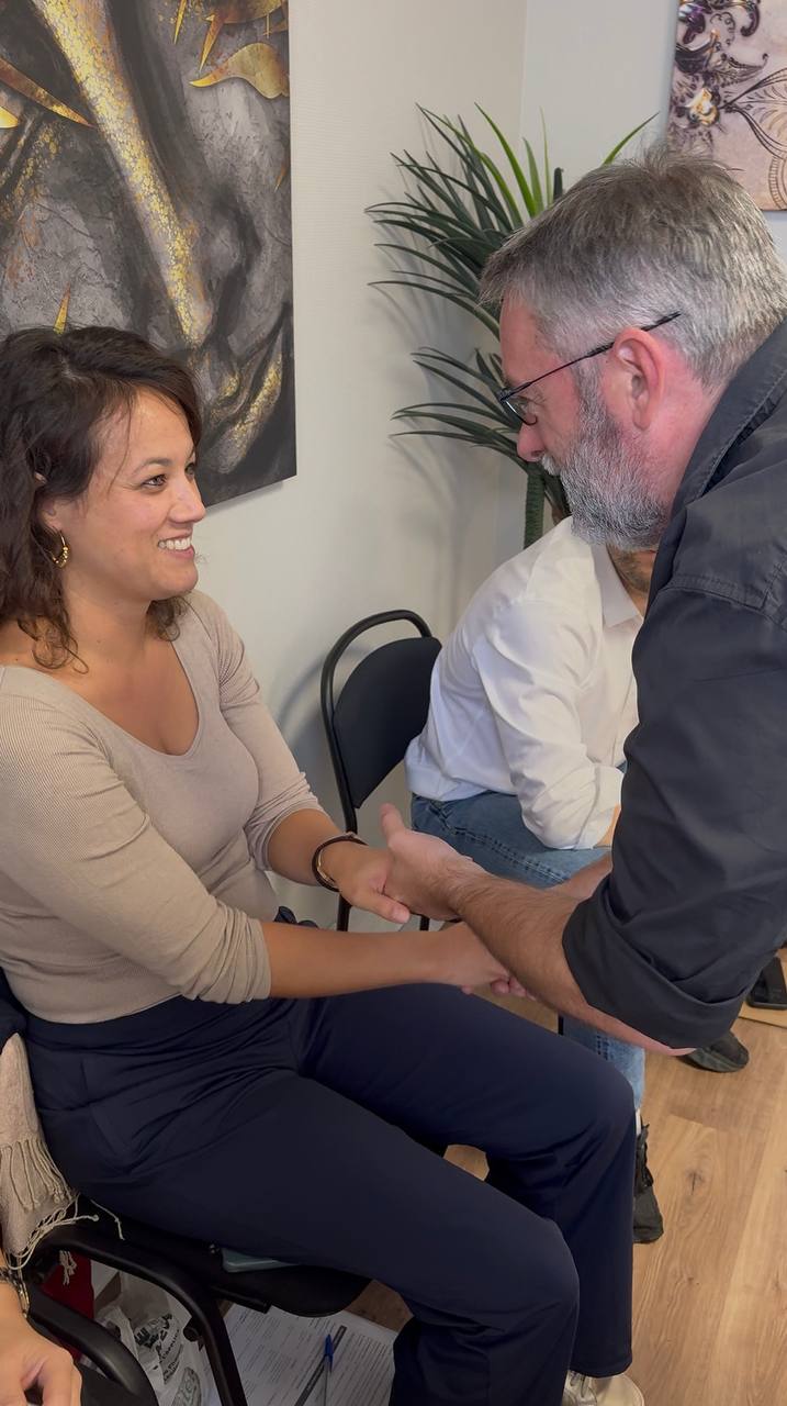 Une participante sourit pendant un exercice d'hypnose