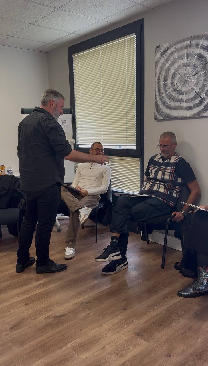 Jean-Luc Gemo explique un exercice au groupe