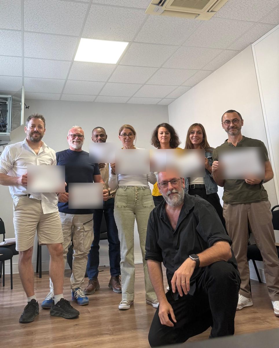Les participants avec leur certificat autour de Jean-Luc Gemo